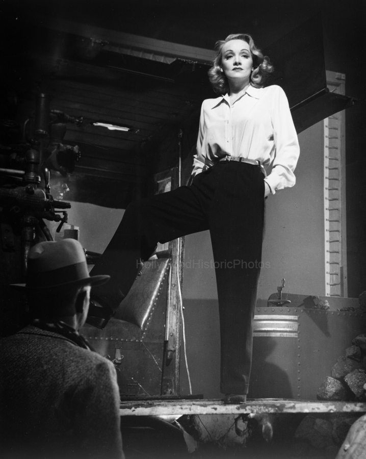 Marlene Dietrich 1940 wm.jpg